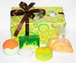 Набор Кафе красоты Марсель бурлящий шар для ванны + глицериновое мыло ручной работы + соль для ванны + крем для рук 120 г + 100 г + 220 г + 75 мл